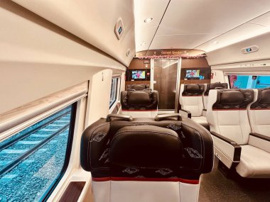 Jakarta, Endonezya - 20 Ağustos 2024: Jakarta-Bandung yüksek hızlı treni Whoosh 'un içinden birinci sınıf kamaranın içi).