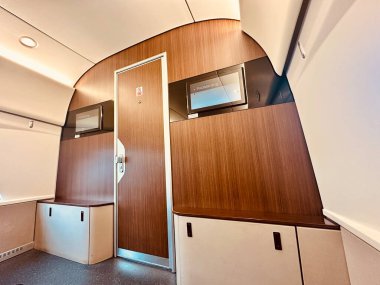 Jakarta, Endonezya - 20 Ağustos 2024: Jakarta-Bandung yüksek hızlı treni Whoosh 'un içinden birinci sınıf kamaranın içi).