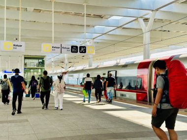 Jakarta, Endonezya - 20 Ağustos 2024: Jakarta-Bandung yüksek hızlı treninden inen yolcular (KCIC)