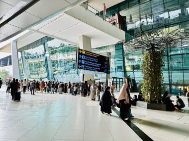 Jakarta, Endonezya - 25 Ağustos 2024: Jakarta 'daki modern Soekarno Hatta Havalimanı' na uluslararası ulaşım terminali.