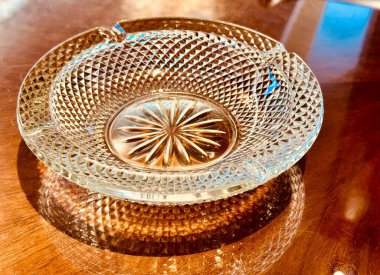 Temiz cam sigara küllüğü. Sigara içenler için tamamlayıcı masa dekorasyonu.