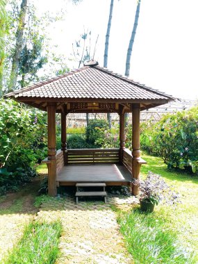 Japon bahçesindeki bahçe tezgahı