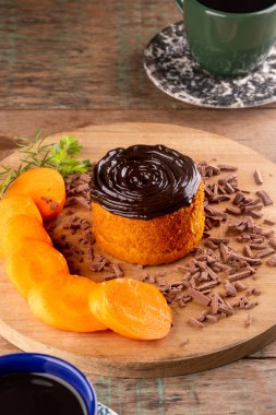 Yuvarlak bir tabakta havuç ve maydanozla servis edilen havuçlu kek ve bir fincan kahve. portre