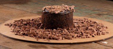 Çikolatalı pasta ve çikolatalı krema. Kırsal bir bistro masasında.