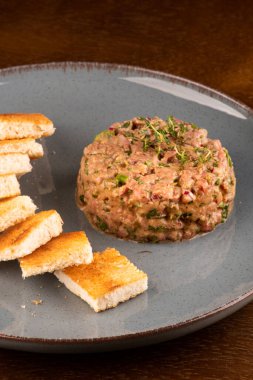 Baharatlı çiğ et aromalı.