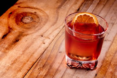 Kırmızı negroni campari. Profesyonel buzlu, rustik ahşap masa.