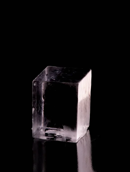 Cristalino Perfeito Translúcido Cubo Gelo Liso Isolado Fundo Preto Mesa — Fotografia de Stock