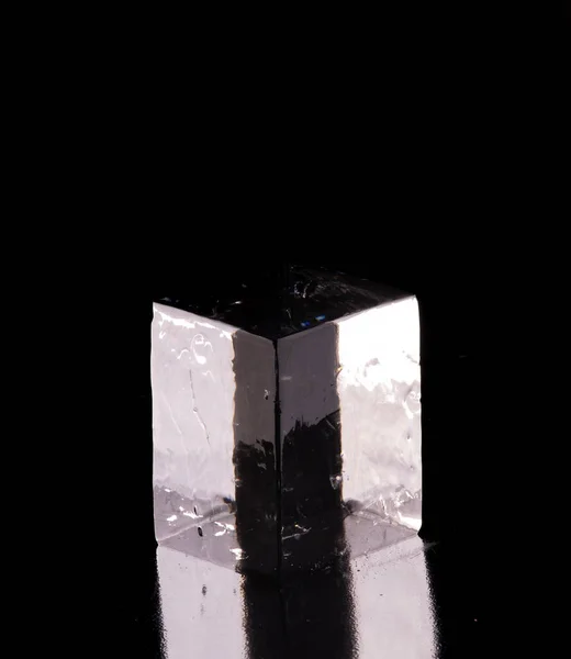 Кристалічний Ідеальний Напівпрозорий Гладкий Куб Льоду Ізольований Чорному Фоні Чорному — стокове фото