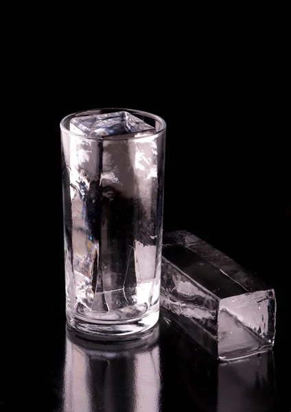 Кристаллический Полупрозрачный Лед Длинных Напитков Пустом Стакане Черном Фоне — стоковое фото