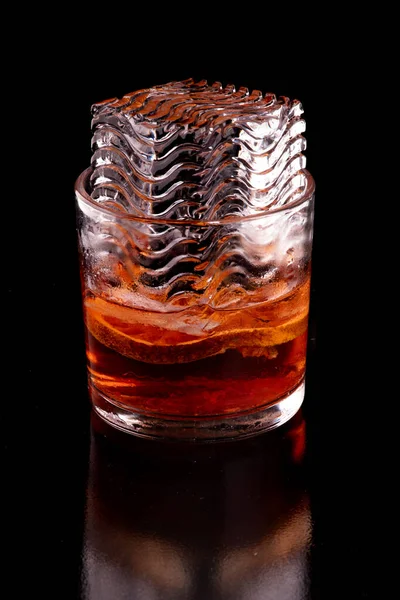 Hielo Decorado Demasiado Grande Para Vaso Bebida Negroni Naranja Roja —  Fotos de Stock