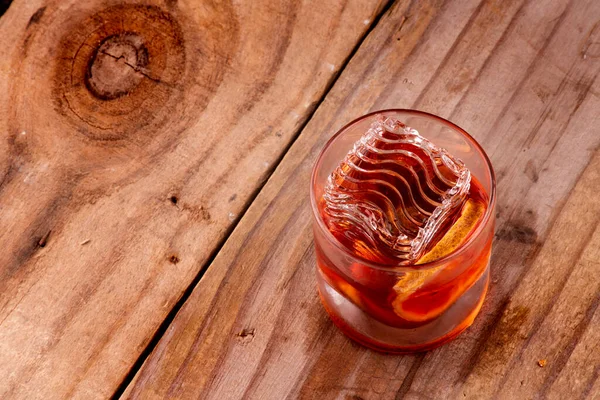 Feines Glas Negroni Cocktailgetränk Mit Orangefarbenem Und Durchscheinendem Eis Mit — Stockfoto