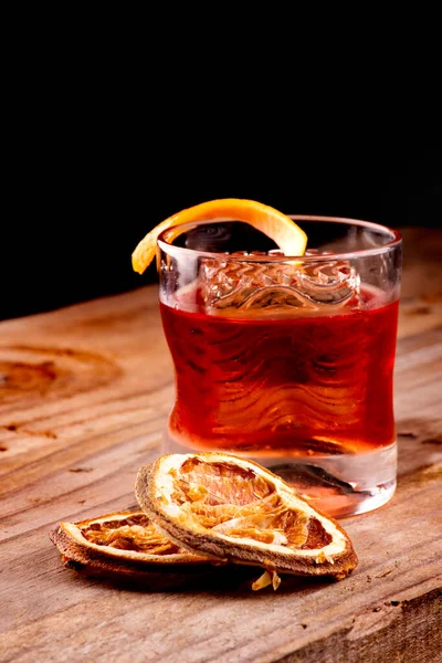 Bebida Negroni Con Hielo Rizado Mesa Madera Primer Plano Naranja — Foto de Stock