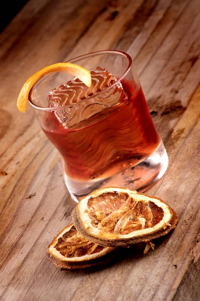 Negroni Drink Com Gelo Ranslucido Profissional Ondulado Mesa Madeira Close — Fotografia de Stock