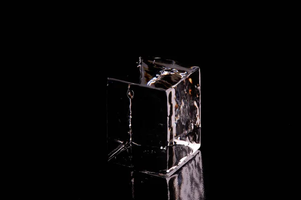 Идеально Гладкий Кристально Чистый Прозрачный Кубик Льда Изолирован Черном Фоне — стоковое фото
