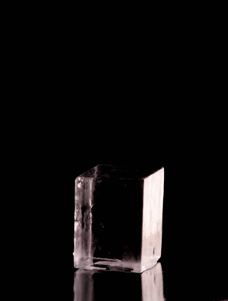 Perfeito Liso Cristalino Translúcido Cubo Gelo Isolado Fundo Preto Mesa — Fotografia de Stock