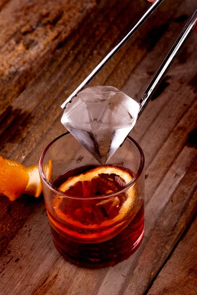 Poner Hielo Diamante Bebida Negroni Roja Con Campari Vermut Mesa —  Fotos de Stock
