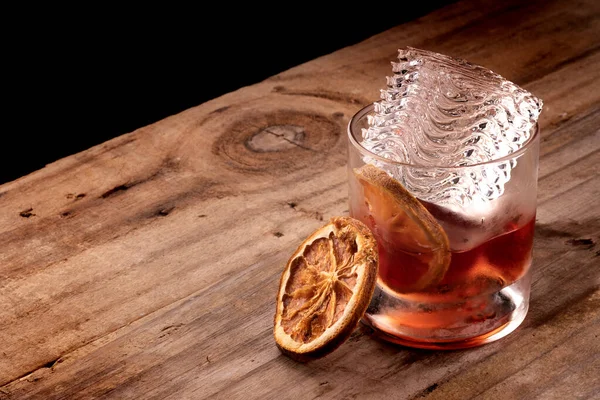 Professionell Dekorierter Durchscheinender Eiswürfel Orangefarbenen Negroni Cocktail Auf Holztisch — Stockfoto