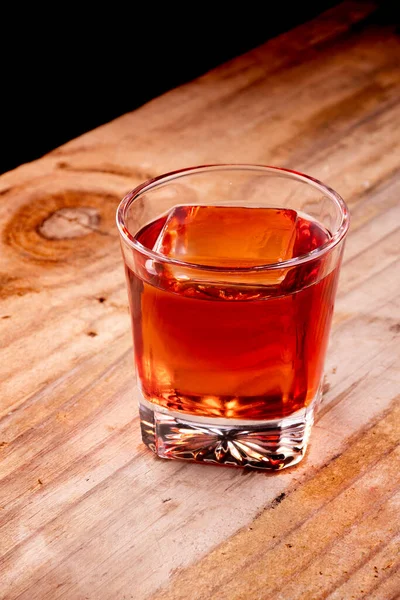 Κόκκινο Ποτό Negroni Campari Επαγγελματική Ταγγό Πάγο Ρουστίκ Ξύλινο Τραπέζι — Φωτογραφία Αρχείου
