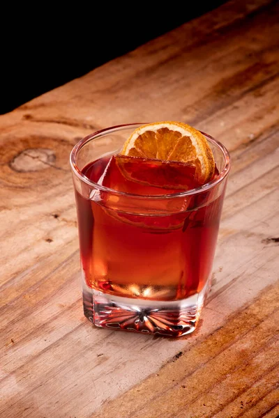 Vermelho Negroni Campari Bebida Com Gelo Escorrendo Profissional Rústico Mesa — Fotografia de Stock