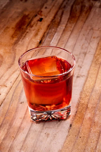 Κόκκινο Ποτό Negroni Campari Επαγγελματική Runny Πάγο Ρουστίκ Ξύλινο Τραπέζι — Φωτογραφία Αρχείου