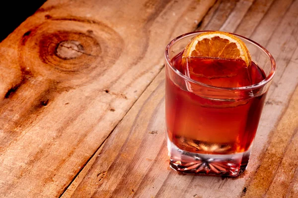 Bebida Negroni Campari Vermelha Com Gelo Escorrendo Profissional Mesa Madeira — Fotografia de Stock