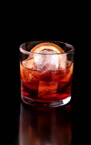 Bebida Negroni Vermelho Com Campari Vermute Mesa Madeira Com Laranja — Fotografia de Stock