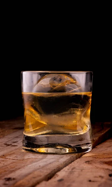 Single Malt Whiskey Egy Speciális Pohár Tiszta Jég Egy Gömb — Stock Fotó