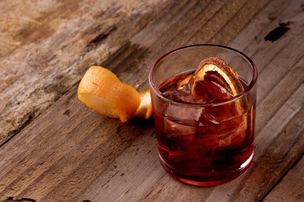 Czerwony Negroni Drink Campari Wermutem Drewnianym Stole Obranym Odwodnionym Pomarańczowym — Zdjęcie stockowe