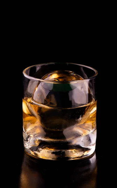 Whisky Single Malt Verre Spécial Avec Glace Transparente Dans Une — Photo