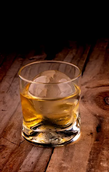 Single Malt Whiskey Συγκεκριμένο Ποτήρι Διαυγές Πάγο Σφαίρα Απομονωμένη Ρουστίκ — Φωτογραφία Αρχείου