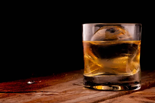 Whisky Single Malt Dans Verre Spécial Avec Glace Transparente Dans — Photo