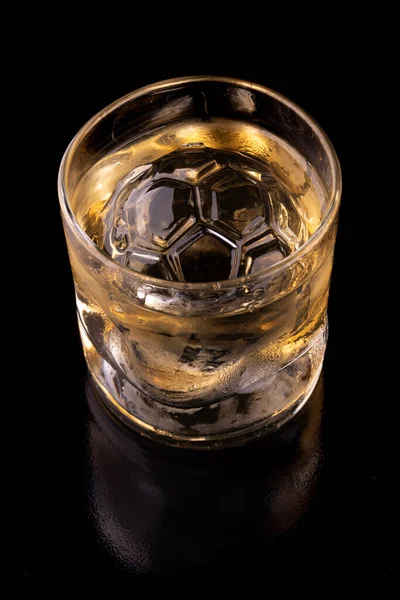 Pallone Calcio Forma Ghiaccio Trasparente Vetro Whisky Isolato Sfondo Nero — Foto Stock