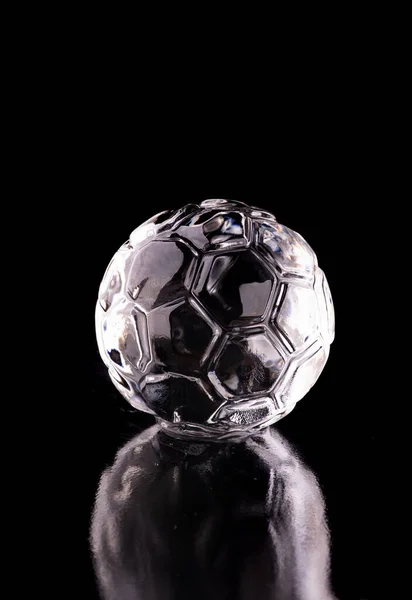 Glace Sphérique Forme Ballon Football Cristallin Isolé Sur Fond Noir — Photo