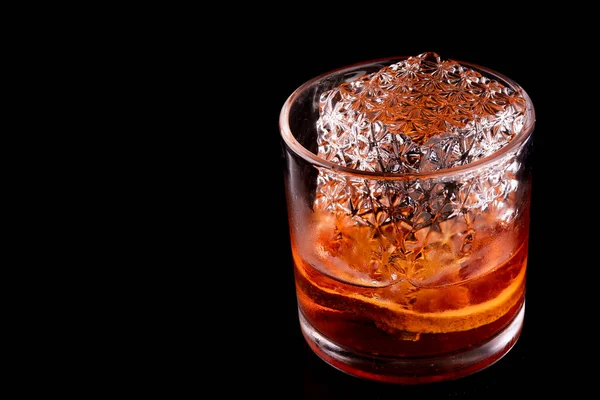 Şeffaf Kristal Buz Siyah Üzerine Izole Edilmiş Negroni Bardağı Için — Stok fotoğraf