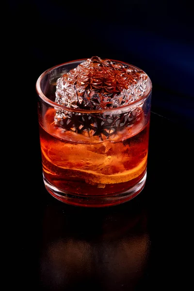 Hielo Translúcido Cristalino Decorado Ondulado Grande Para Vaso Bebida Negroni —  Fotos de Stock
