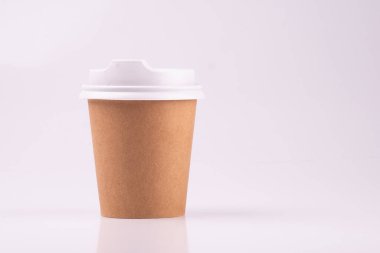 Ön taraftaki kafelere espresso götürmek için kağıt kahve fincanı.