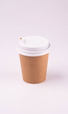 Kahve dükkanlarında espresso içmek için kapaklı kağıt kahve fincanı.