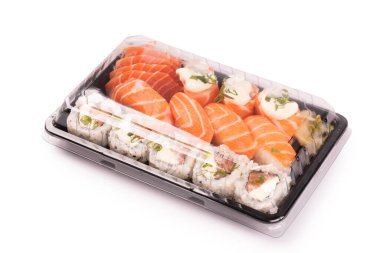 Japon oryantal yemek tepsisi sushi kapalı şeffaf kapak teslimatı arkaplan görünümlü beyaz arka plan izole