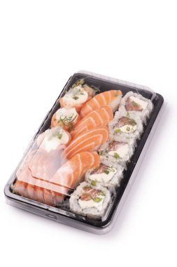 Japon doğulu yemek tepsisi suşisi şeffaf kapak teslimatı ile kapalı beyaz arkaplan portresi üzerinde izole