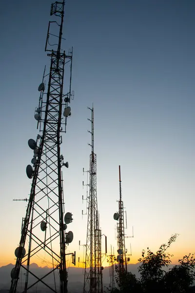 radyo ve televizyon telekomünikasyon anten kuleleri günbatımında ya da tepede gün doğumunda uydu antenleri olan