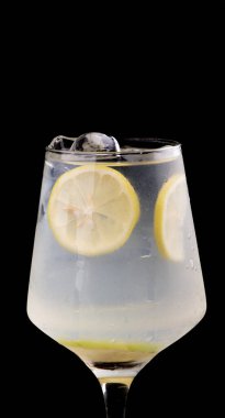Bir bardak ferahlatıcı limonlu cin kokteyli.