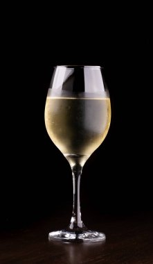 Siyah arka planda izole edilmiş beyaz şarap kadehi.