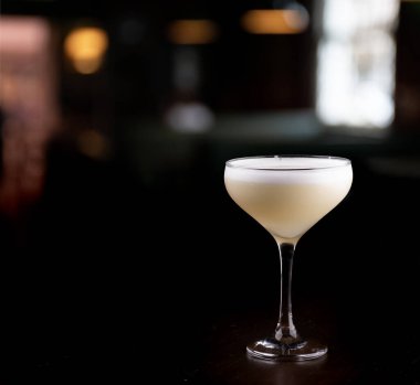 Arkaplanı bulanık pisko kokteyl bardağı.