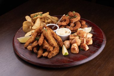 porsiyon deniz ürünleri, kızarmış balık, karides ve kızarmış somon.