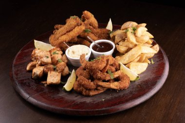 Pub deniz ürünleri tapas ile ekmek arası balık ve karides ve ızgara somon kızartma ve yakın çekim.