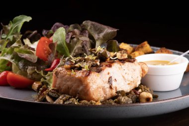 Lokantada az karbonhidratlı ızgara somon salata ve motard tostu. Kaparileri kapatın.