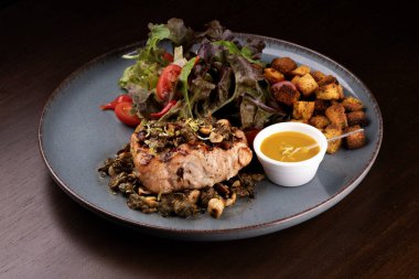 Lokanta düşük karbonhidratlı seramik tabakta salata ve motard tostlu somon. Kaparileri yakın açıyla kapayın.