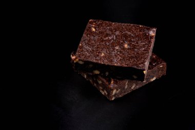 Yukarıdan izole edilmiş iki kestane rengi kek.