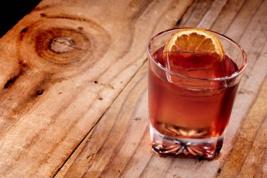 Kırmızı negroni campari. Profesyonel buzlu, rustik ahşap masa.