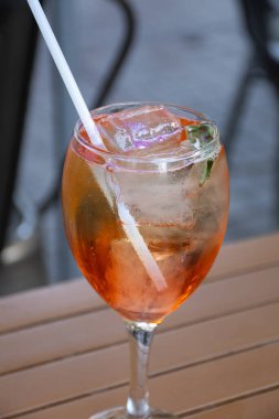 Şehir merkezindeki bistro masasında ramazzotti rosato buzlu içki bardaklarını kapatın.